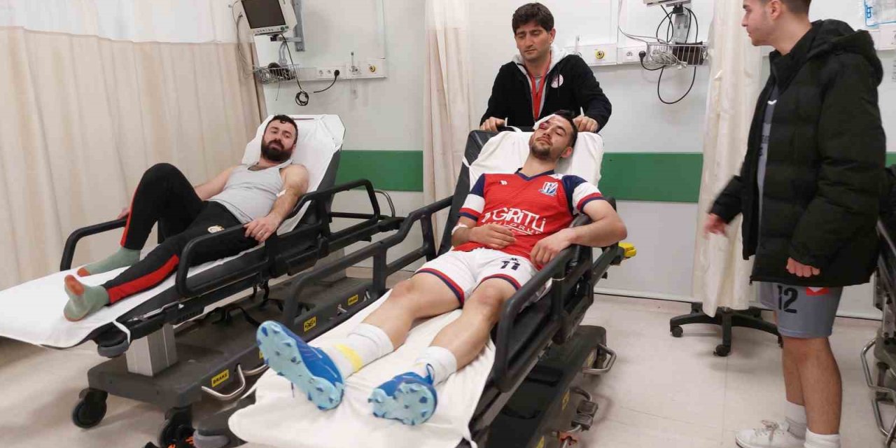 Amatör Maçta Havada Çarpışan Futbolcular Kanlar İçinde Kalarak  Hastanelik Oldu