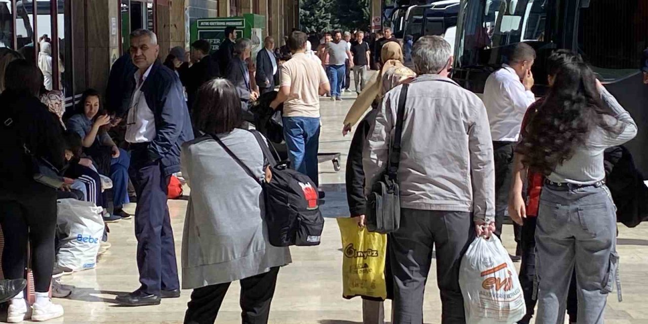 Bayram Tatilinin Son Gününde Otogara Akın Ettiler