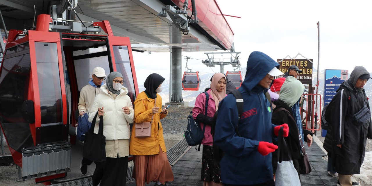 Erciyes'te Bayram Tatillinde Teleferiğe Yoğun İlgi