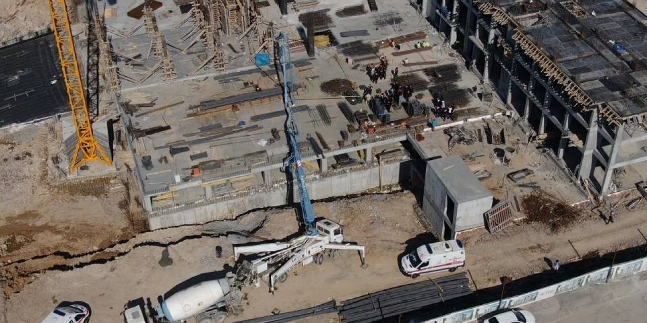 Ataşehir’de İnşaat Alanında Kaza: Mobil Vinç Devrildi, 1 Kişi Hayatını Kaybetti