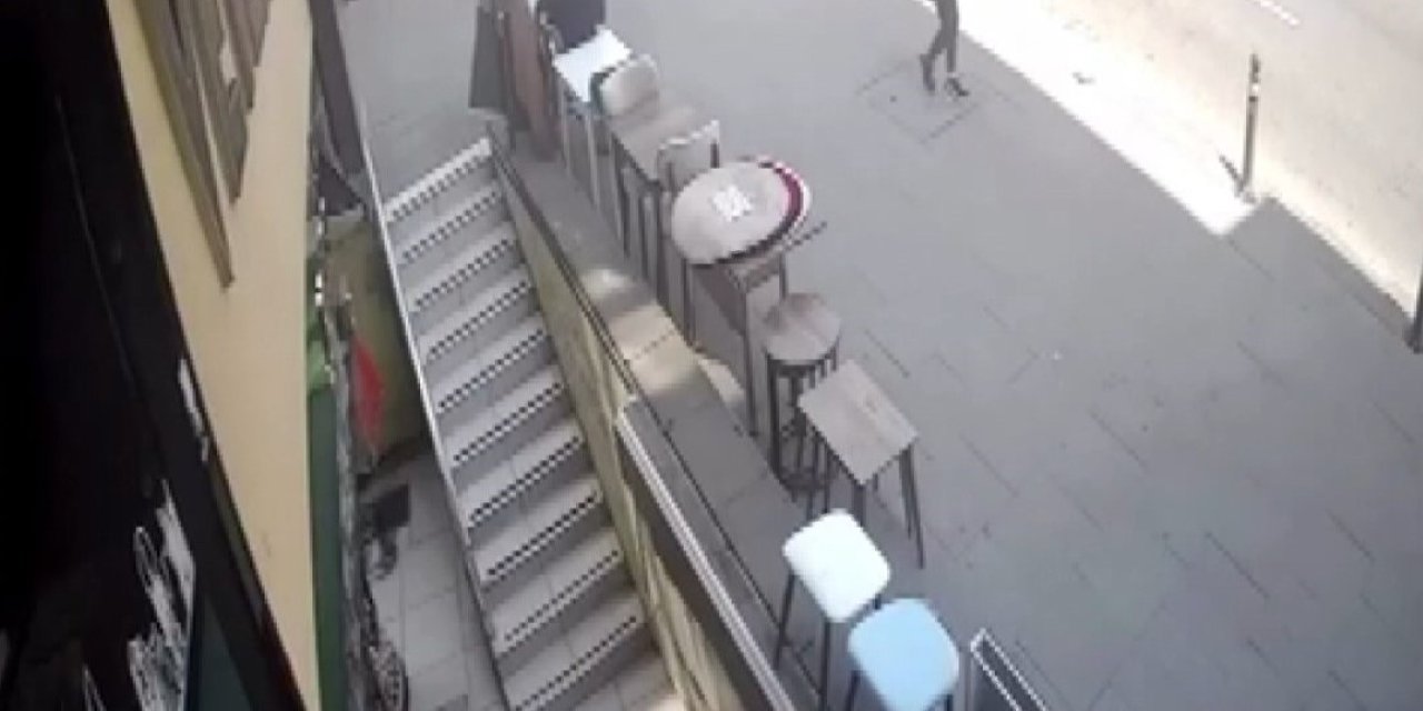 İstanbul - Maltepe'de Otomobilin Kaldırımda Yürüyen Kadına Çarptığı Anlar Kamerada