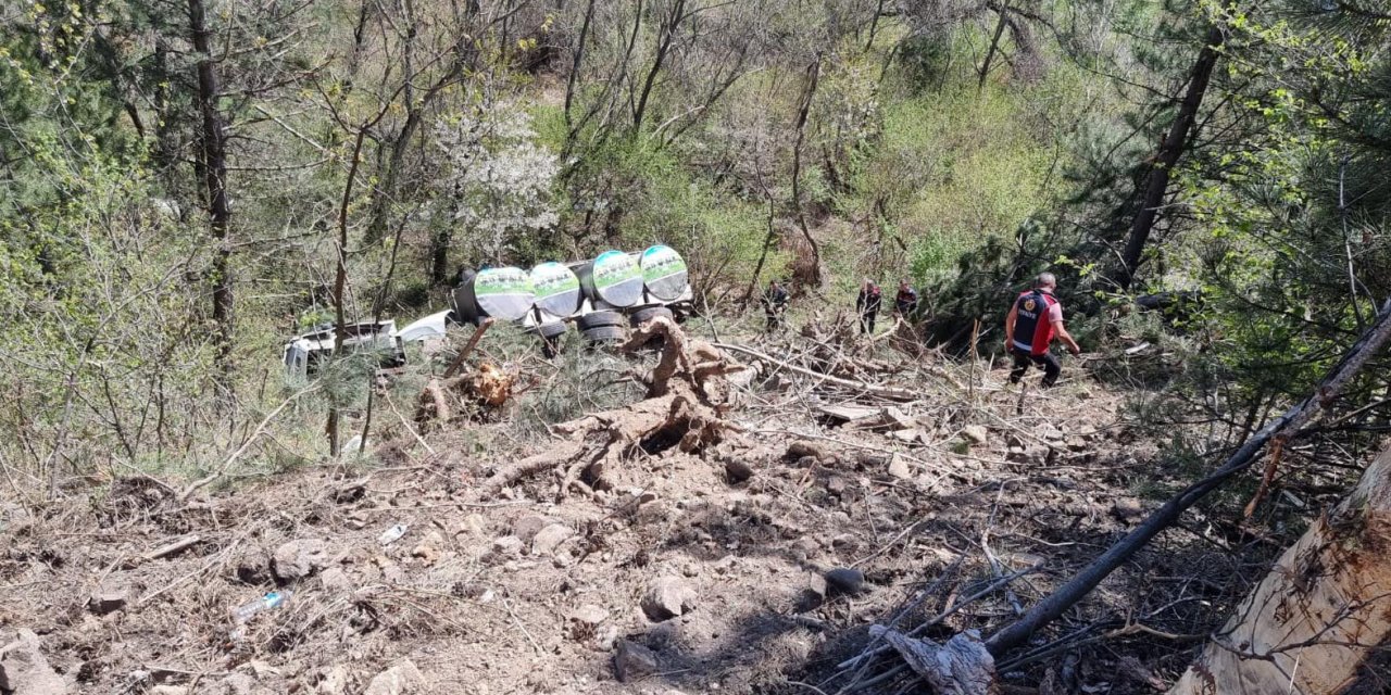 Kamyonla Şarampole Devrildi, Kaza Yaptığı Saatler Sonra Fark Edildi