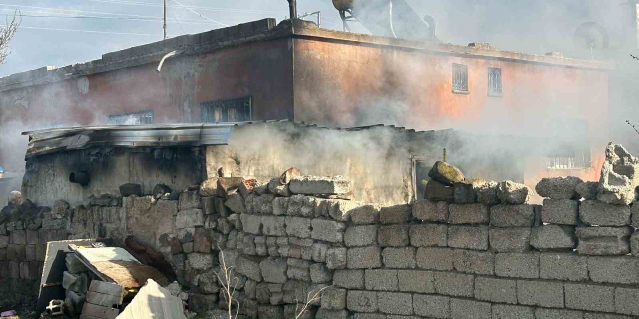 Samanlıkta Çıkan Yangın Eve Sıçramadan Söndürüldü