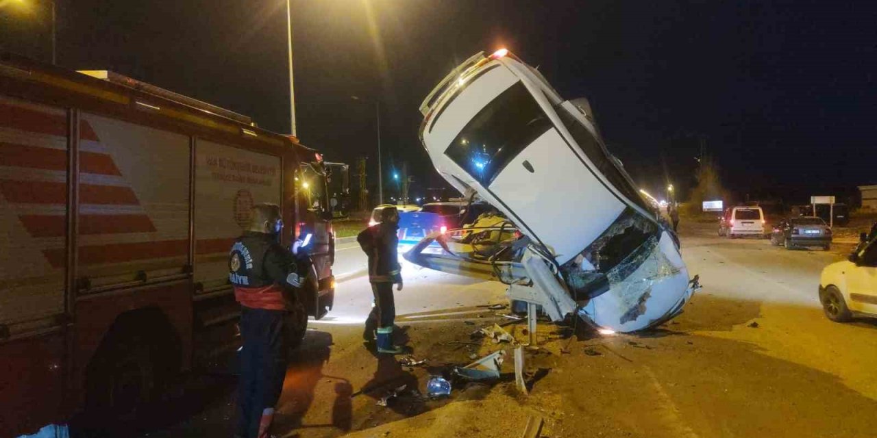 Van’da Bariyerlere Çarpan Otomobil Dik Şekilde Asılı Kaldı: 3 Yaralı