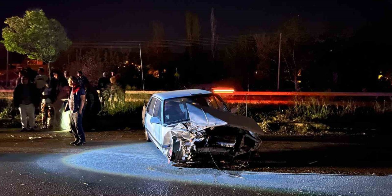 Tokat’ta Virajı Alamayan Otomobil Bariyerlere Çarptı: 2 Yaralı