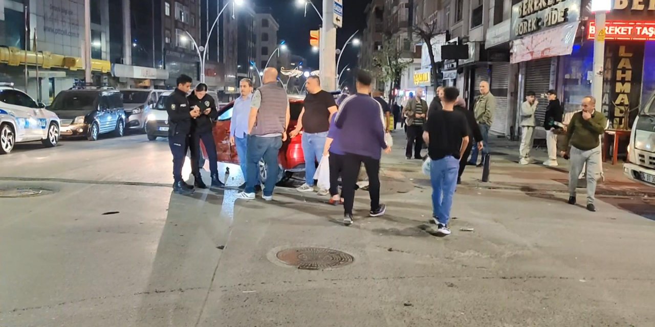 İstanbul-sultangazi'de Kaza Yapan Otomobil Aydınlatma Direğine Çarptı