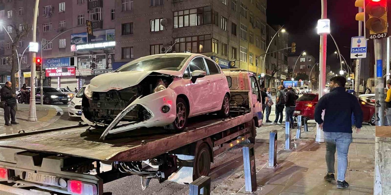 Sultangazi’de İki Otomobil Çarpıştı: 2 Yaralı