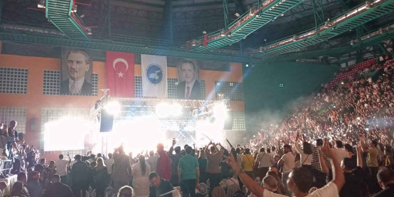 İranlı Şarkıcı Moein Konserinde İzdiham Yaşandı, Cam Kapılar Kırıldı