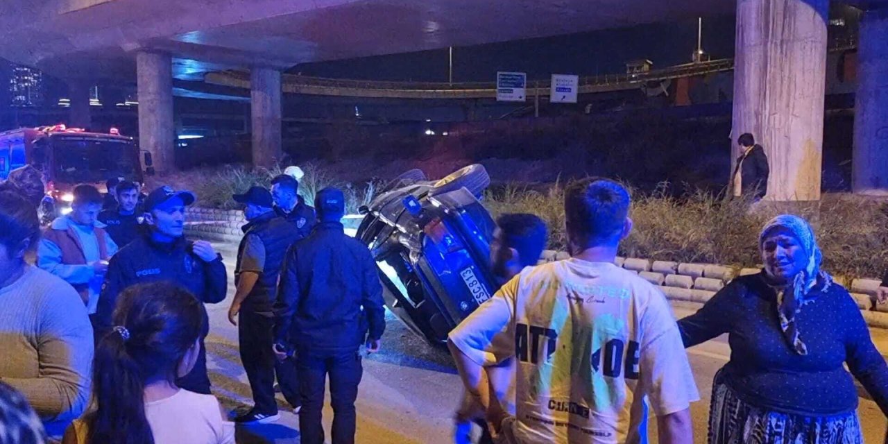 İstanbul-  Kadıköy'de Kaldırıma Çarpan Otomobil Yan Yattı: 3 Yaralı