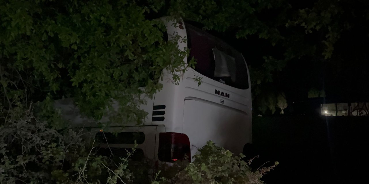 Bursa'da Servis Otobüsü Yol Kenarındaki Araziye Girdi