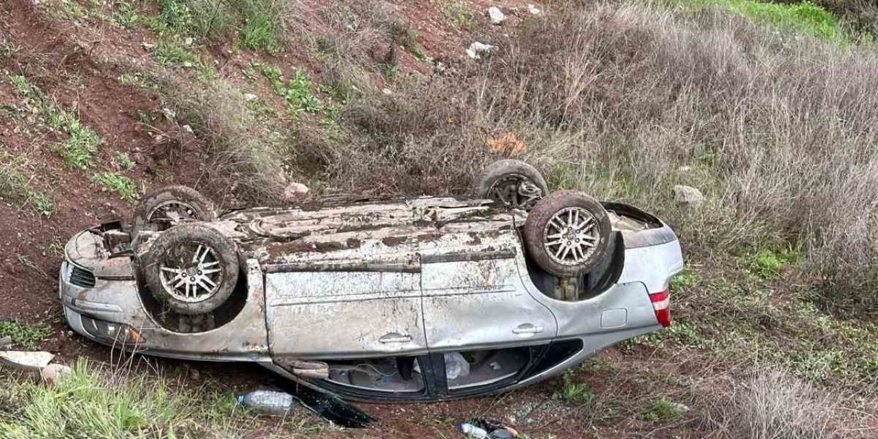 Adıyaman’da Otomobil Şarampole Yuvarlandı: 2 Yaralı