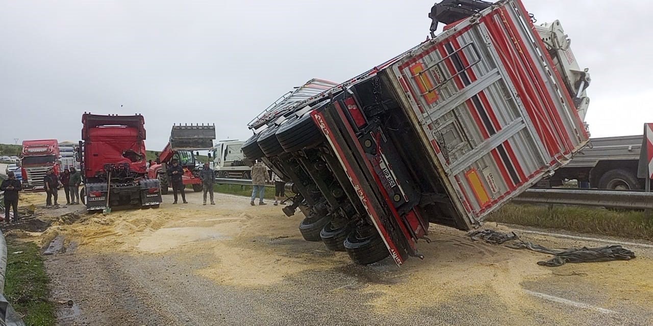 Mısır Yüklü Tır Yan Yattı