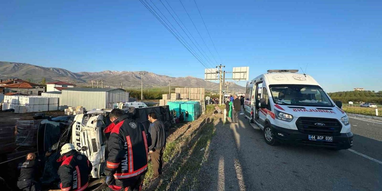 Malatya’da Yolcu Otobüsü Devrildi: Çok Sayıda Yaralı Var