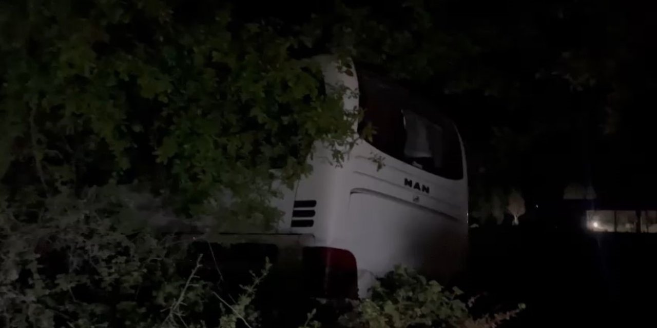 Kontrolden Çıkan Otobüs Araziye Uçtu, Sürücü Yaralandı