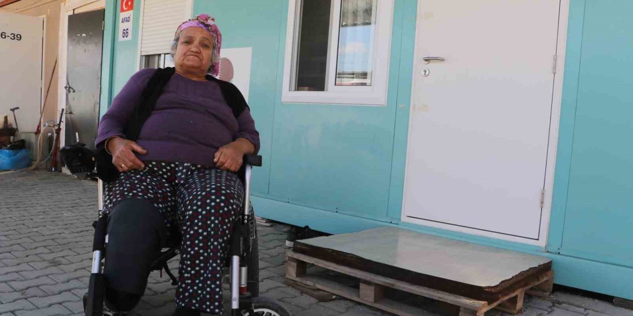 Annesini Ve Bacağını Depremde Kaybeden Kadın, Protez Bacağıyla Hayata Tutundu