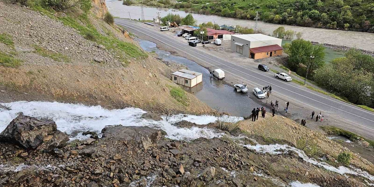 Çukurca’daki Beyaz Su Şelalesi İlgi Odağı Oldu