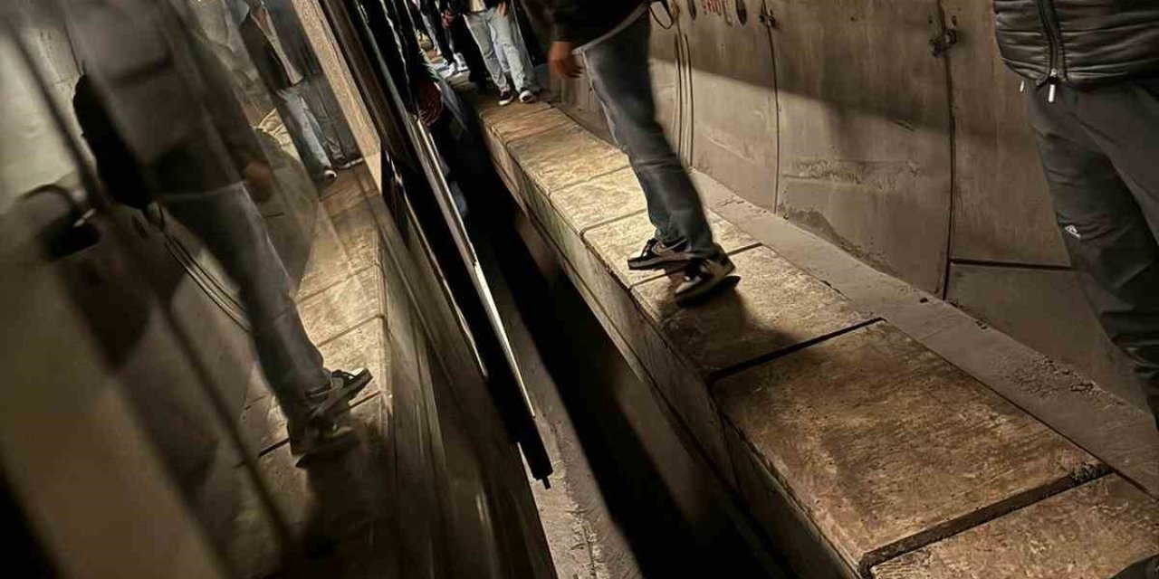 İstanbul’da Metro Arızalandı Yolcular Tünelde Yürüdü