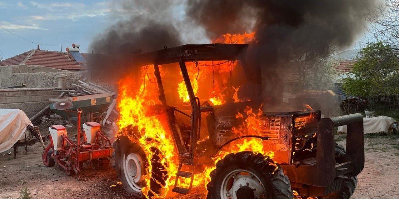 Alev Alev Yanan Traktör Demir Yığınına Döndü