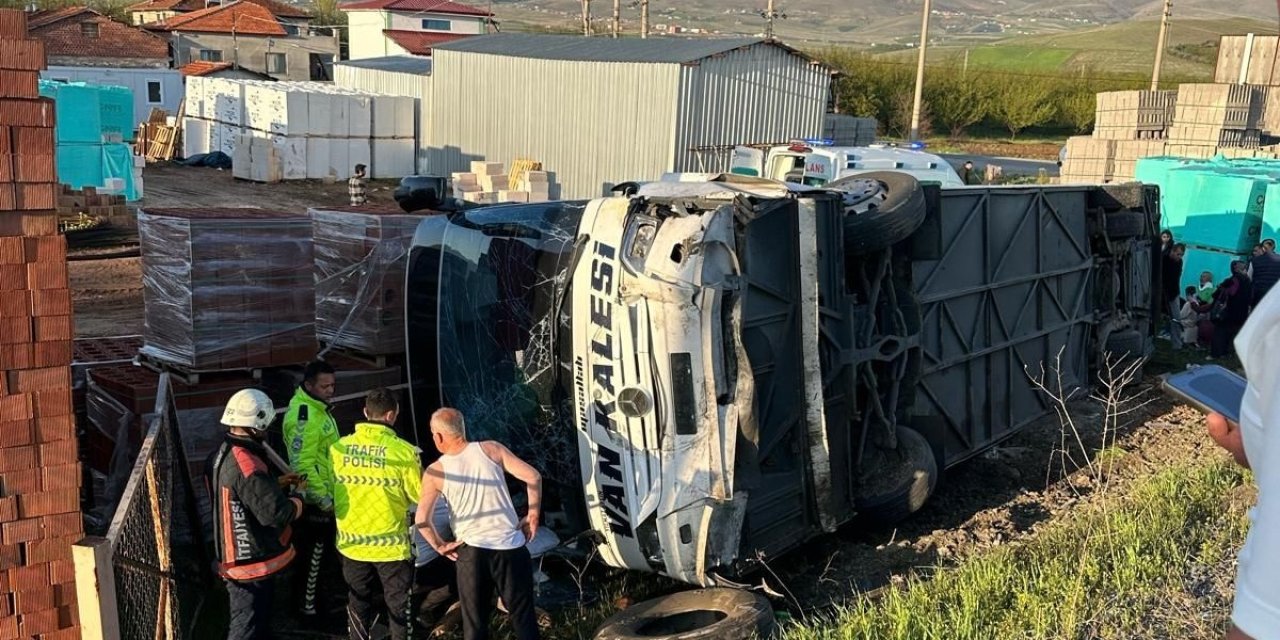 Malatya’da Otomobil İle Çarpışan Yolcu Otobüsü Devrildi: 1’i Ağır 22 Yaralı