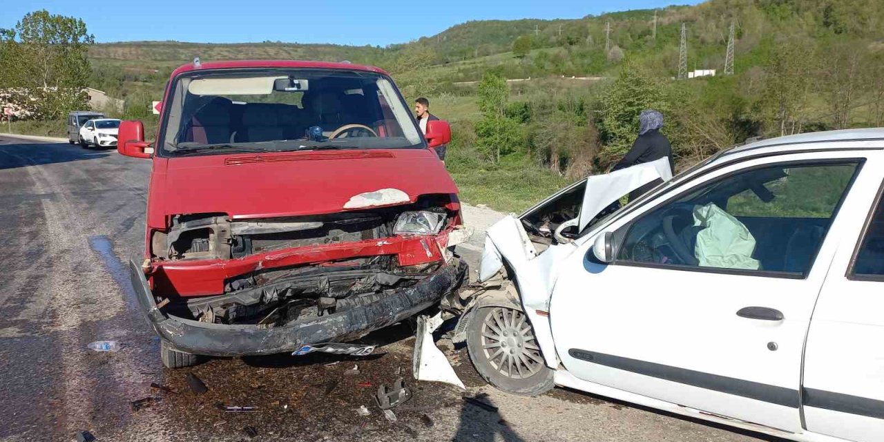 Kafa Kafaya Çarpıştılar: 5 Yaralı