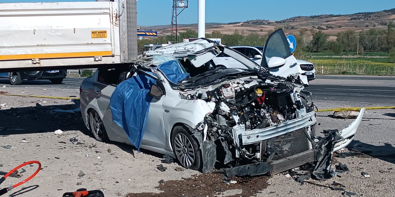 Kırıkkale'de Otomobil, Yaya Ve Tır Dorsesine Çarptı; 1ölü, 2 Yaralı