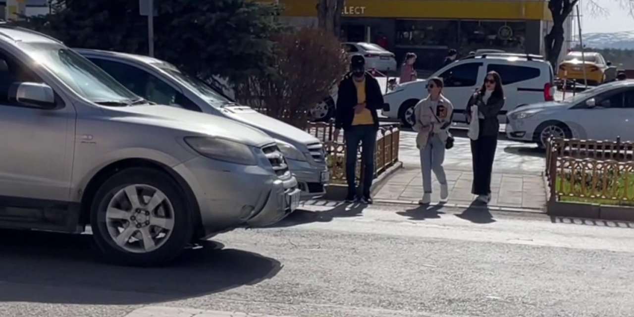 Görme Engelli Bastonuyla Caddede Sosyal Deney Yaptı; Sürücüler Üzdü, Halkın Duyarlılığı Sevindirdi