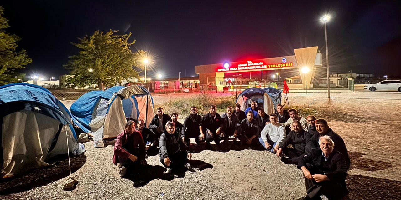 Teleferik Kazasında Chp'li Başkan Tutuklandı, Partililer Cezaevi Önünde Çadır Kurdu