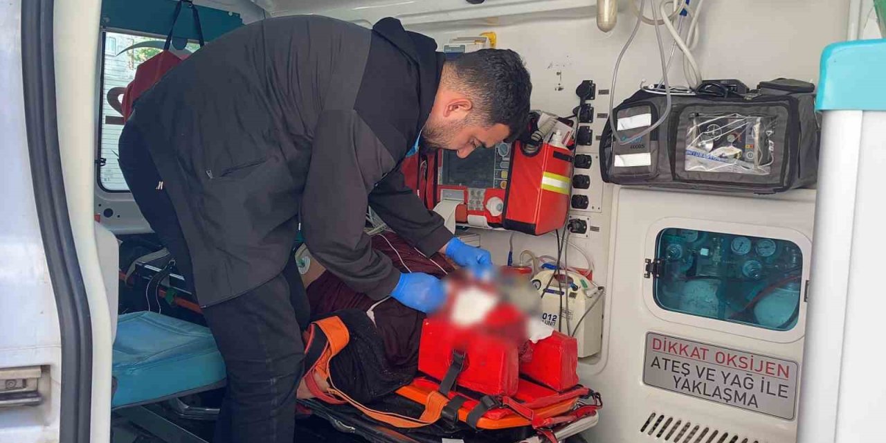 Babasını Yaralayıp Yoldan Geçen Adamın Boğazına Sarıldı