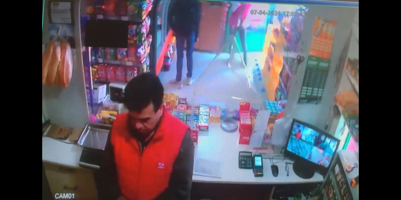 Bakkal Namaz Kılarken Dükkandan Hırsızlık Kamerada