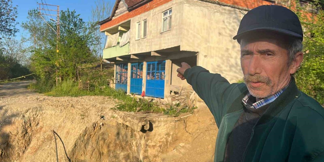 Mahalle Sakinleri, Dört Aydır Heyelanda Çöken Yolun Yapılmasını Bekliyor