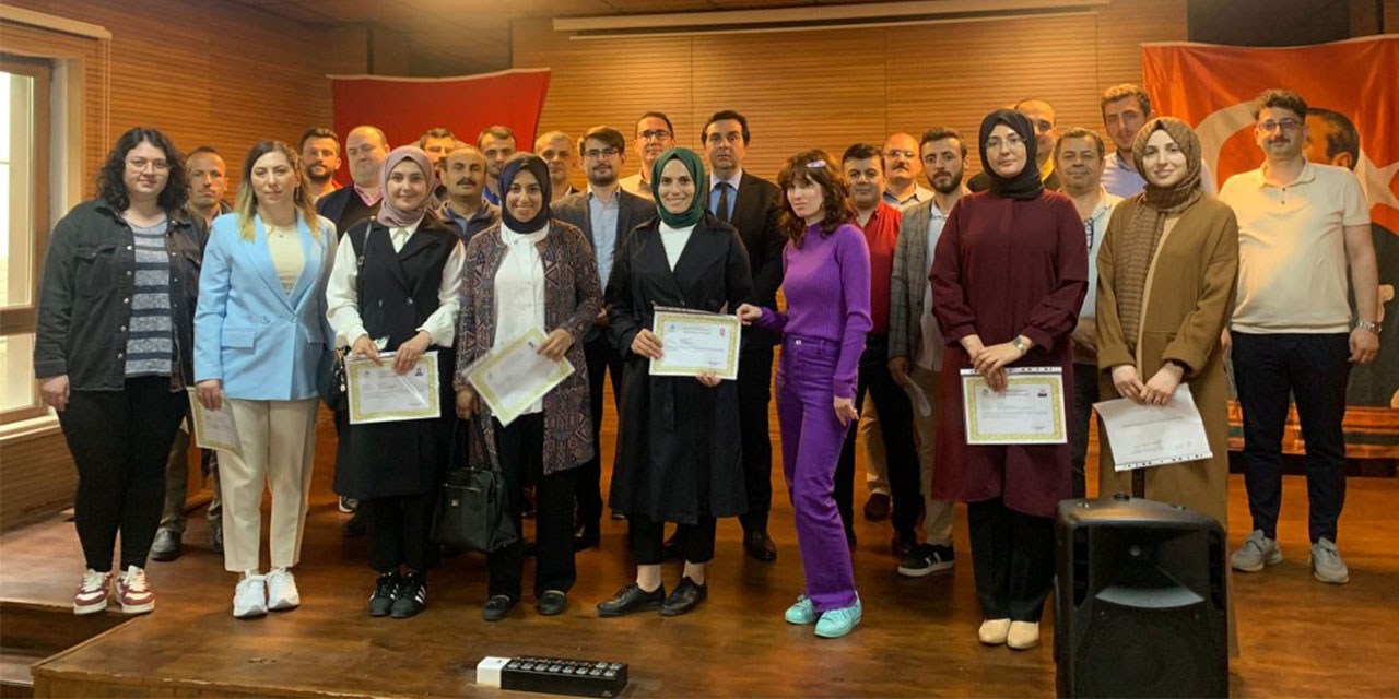 Rize’de Üstün Başarı Belgesi Alan Öğretmenlere Belgeleri Verildi