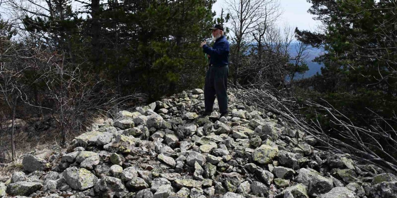 Tarihi Kalıntılar Ve Surlarla Kaplı Tepe Merak Uyandırıyor