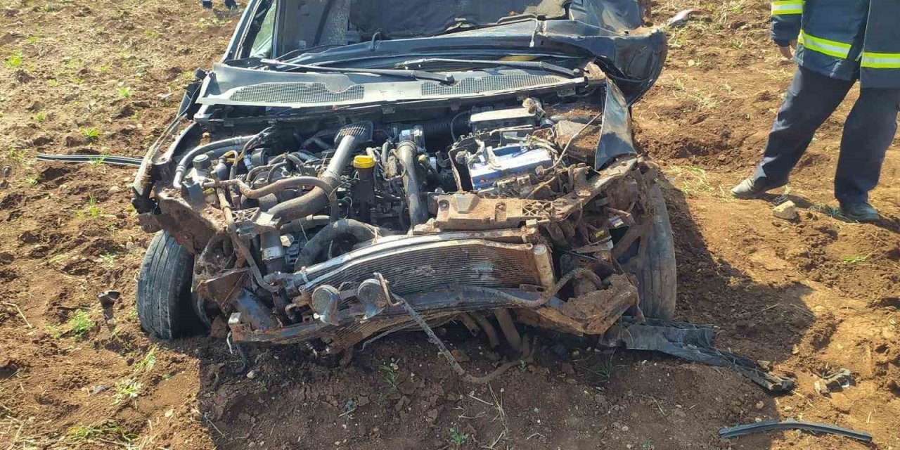 Midyat’ta Tekeri Patlayan Otomobil Yol Kenarına Savruldu: 2 Yaralı