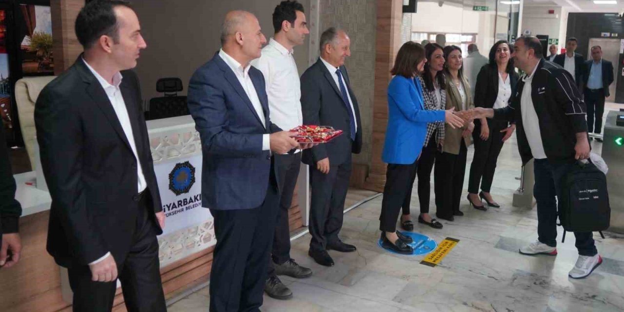 Diyarbakır Büyükşehir Belediye Başkanı Bucak, Personeli Karşıladı