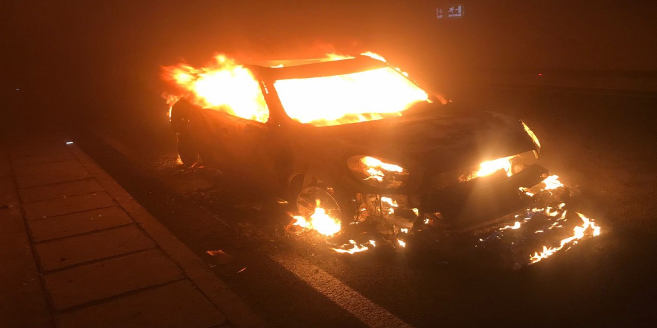 Otomobil yeni Zigana Tüneli'nde alev alev yandı