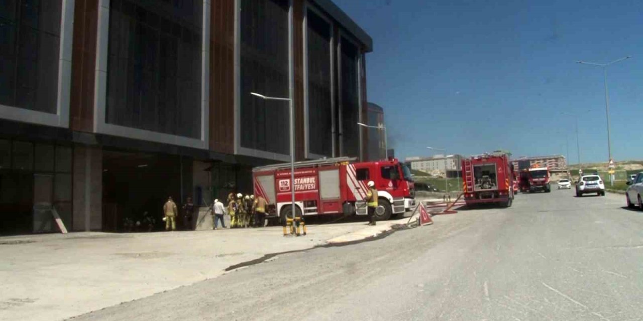 Arnavutköy’de Bulunan İş Hanında Korkutan Yangın