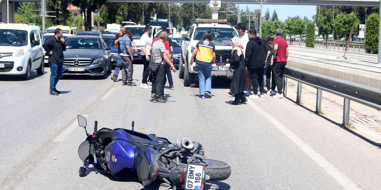 Motosikletten Düşüp Kamyonet Altında Kalan Sürücü, İlk Olarak Aracını Sordu
