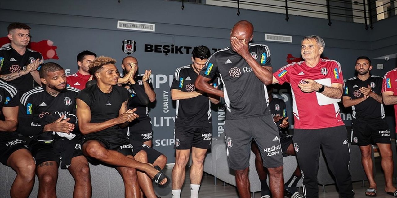 Beşiktaş'ta Atiba Hutchinson dönemi sona eriyor