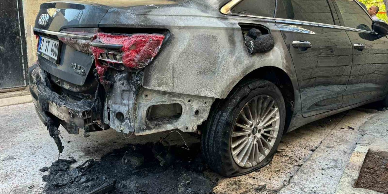 Güvenlik Kamerasının Kablosunu Kesip Aracı Kundakladılar