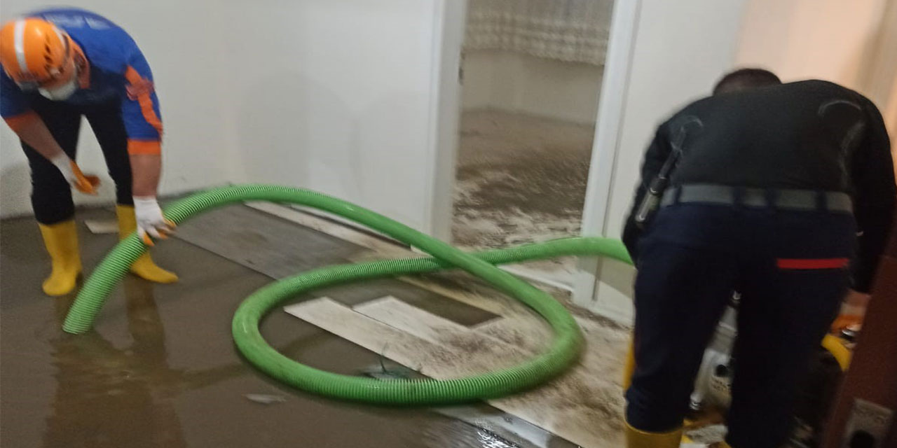 Rize'de yağışlar nedeniyle rögarlar tıkanınca evleri su bastı