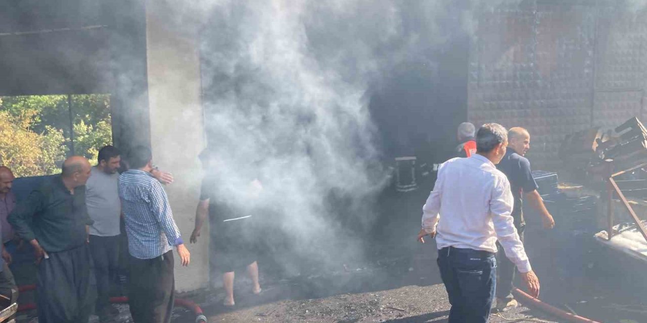 Mersin’de Depo Yangını Söndürüldü