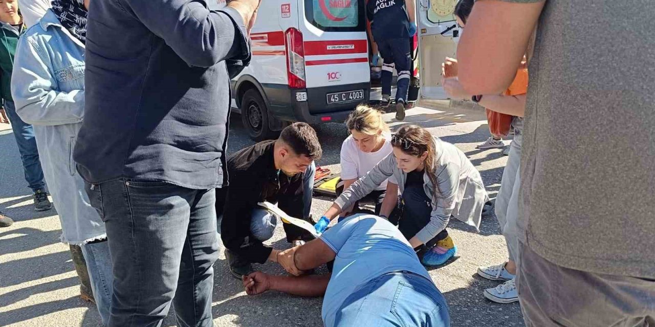 Otomobil İle Çarpışan Motosikletin Sürücüsü Yaralandı