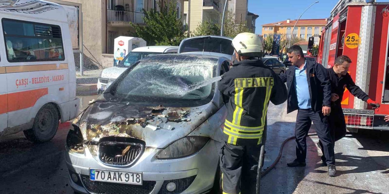 Trafik Işıklarında Bekleyen Otomobil Bir Anda Alev Aldı