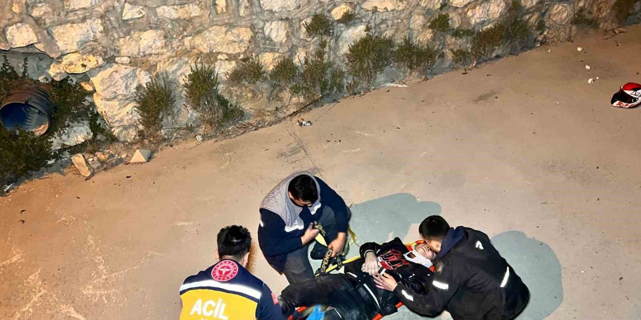 Burdur’da Virajı Alamayan Motosikletli Dereye Uçarak Yaralandı