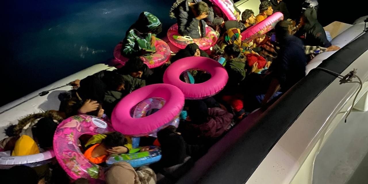 Ayvalık Açıklarında 42 Düzensiz Göçmen Yakalandı