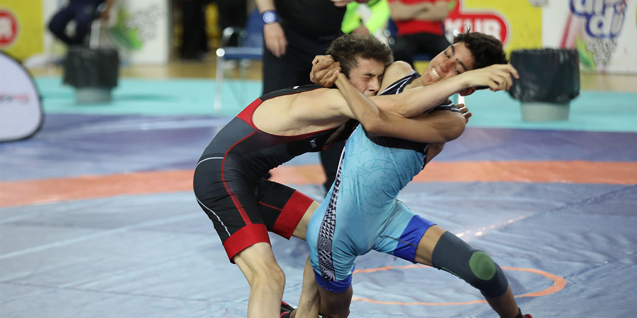 Rize'de 15 Yaş Altı Grekoromen Güreş Türkiye Şampiyonası devam ediyor