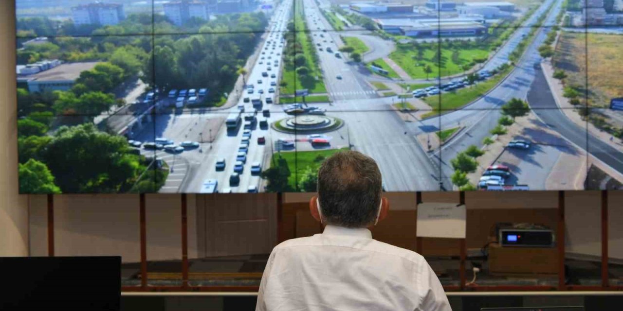 Trafik Kontrol Merkezinde; 320 Kamera İle 135 Kavşak Canlı Takip Ediliyor