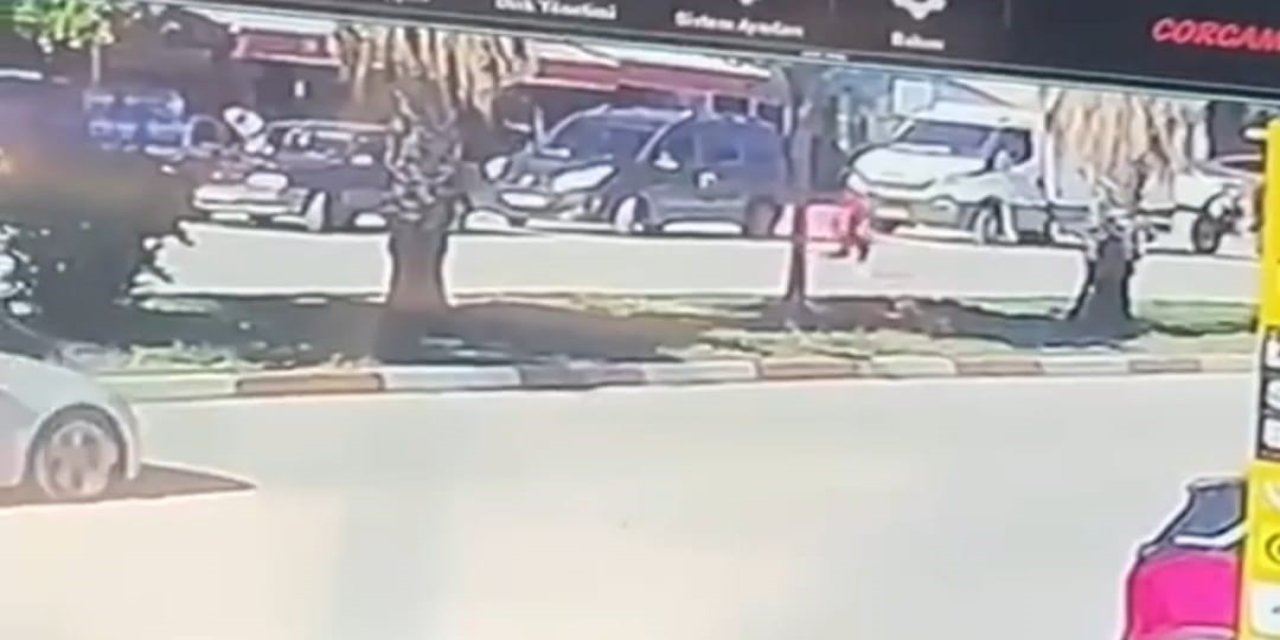 Motosikletin Çocuğa Çarpma Anı Güvenlik Kamerasında