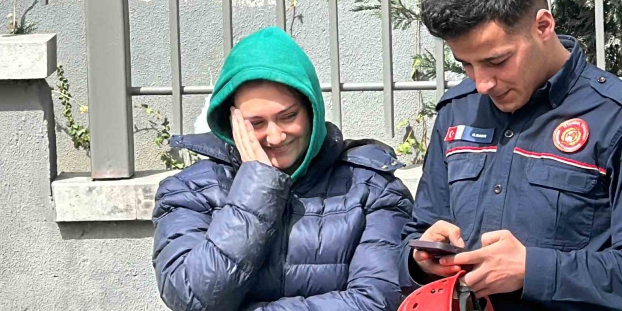 İstanbul’da Balkonda Genç Kızı Kurtarma Operasyonu: Sigara İçerken Kilitli Kaldı, Kurtarılınca Kendi Haline Güldü