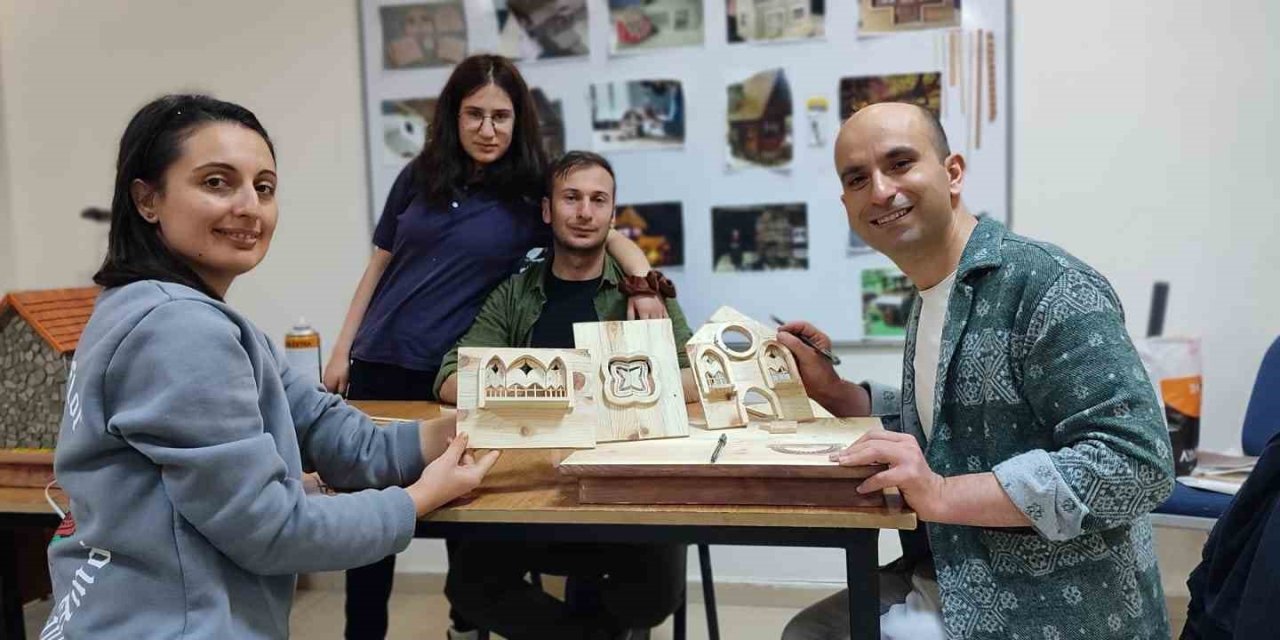 Doğadan Topladıkları Malzemelerle Maket Yapıyorlar
